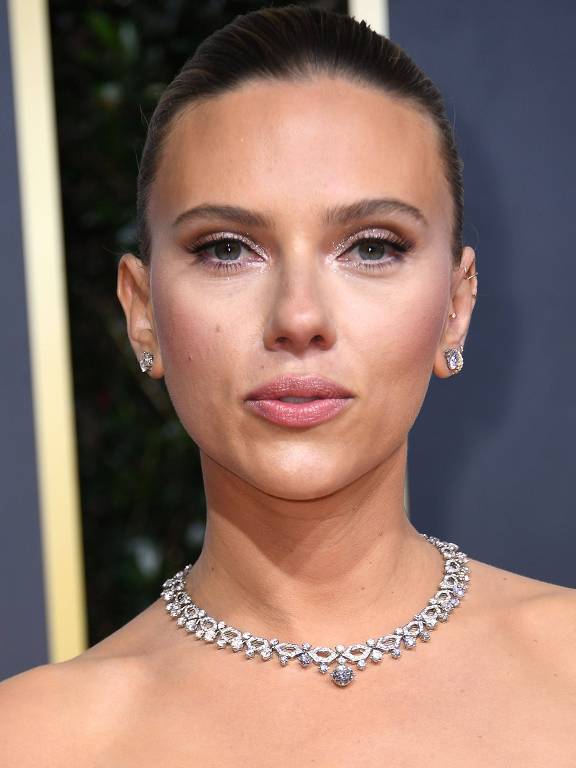 Scarlett Johansson apostou em maquiagem nude