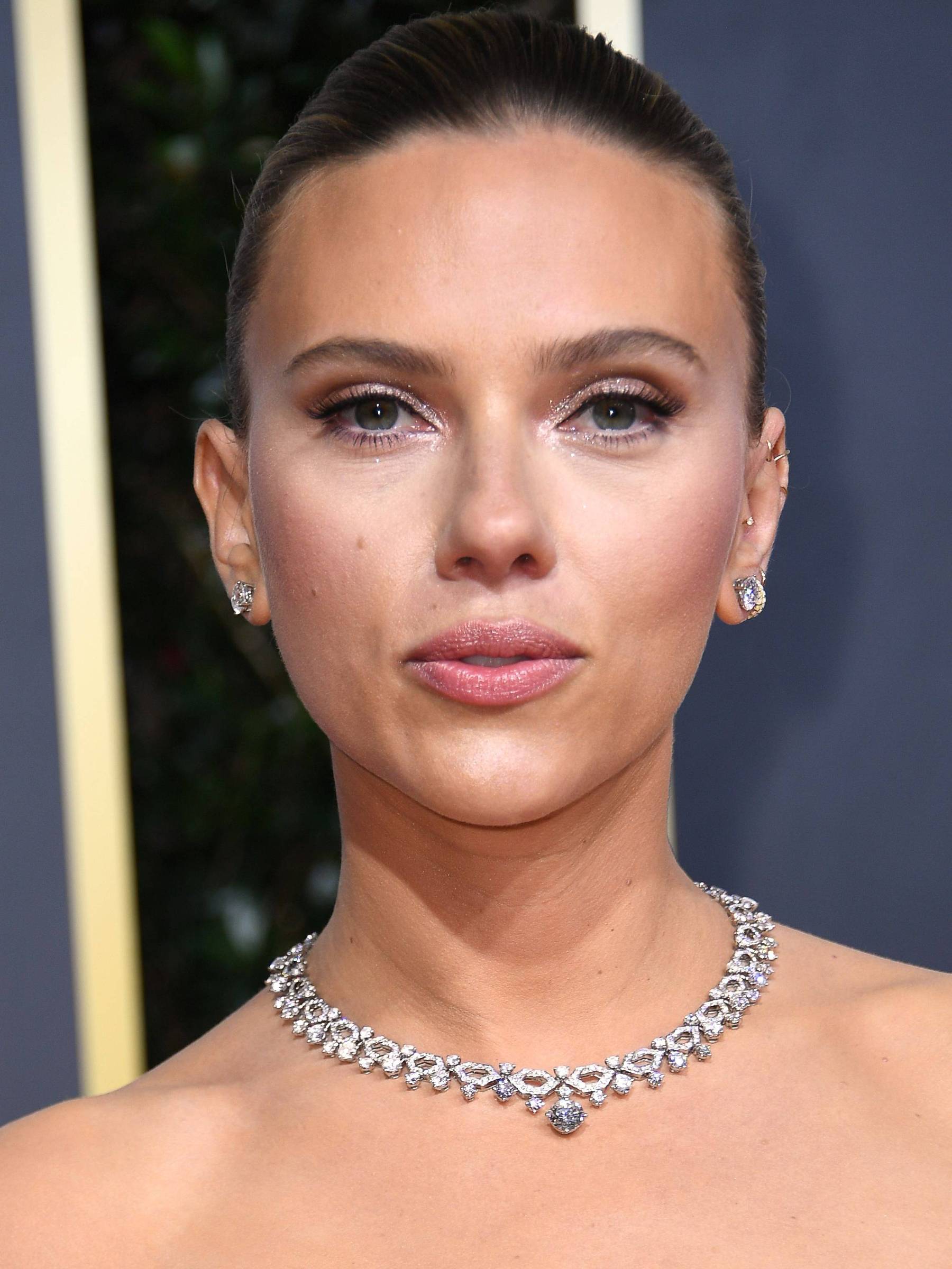 Скарлет 2020. Ryan Reynolds and Scarlett Johansson. Golden Globe Awards 2023 Red Carpet Jewellery.