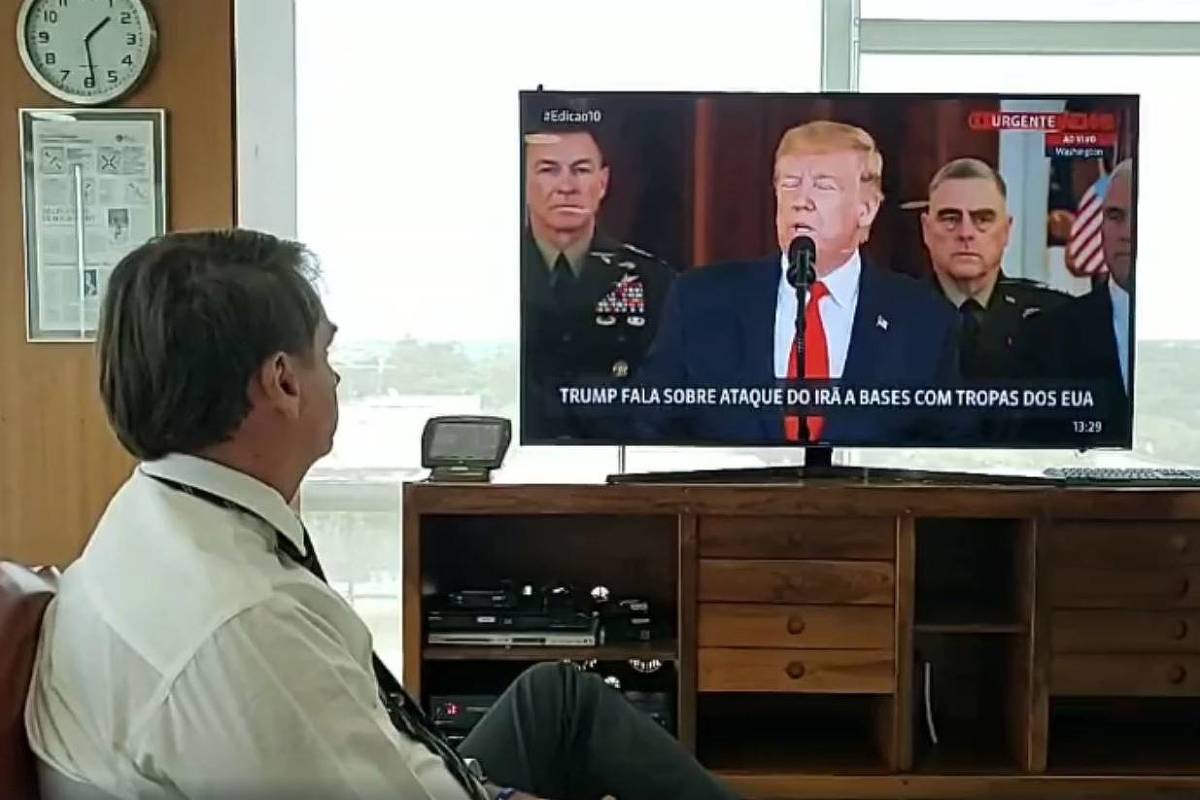 Bolsonaro faz live para assistir discurso de Trump e critica Lula sobre o Irã