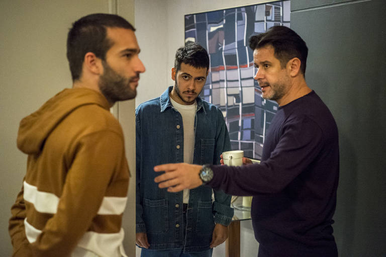 Raul ( Murilo Benicio ) e os filhos Vinicius ( Antonio Benicio ) e Sandro ( Humberto Carrão)