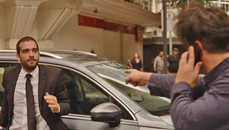 Sandro (Humberto Carrão) e Raul (Murilo Benício) discutem no trânsito sem saber que são pai e filho, em 'Amor de Mãe'