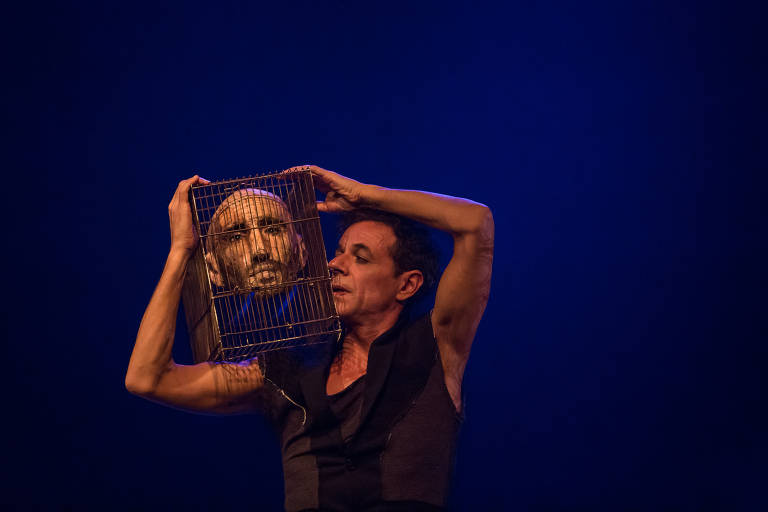 Cena da peca 'Gritos', da companhia Dos a Deux. A peça seria apresentada pela Caixa Cultural em Brasília, mas foi alvo de censura