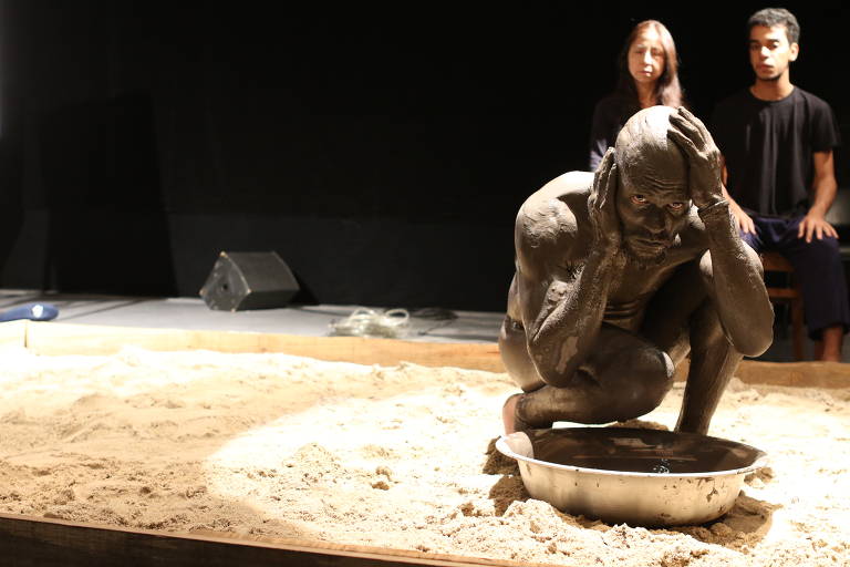 Os atores Fellipe Marques, Carolina Virguez e Matheus Macena durante cena do espetáculo 'Caranguejo Overdrive'. O espetáculo seria apresentado no CCBB do Rio de Janeiro, mas foi suspenso