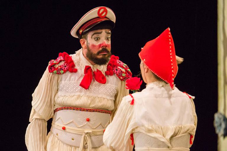 Cena de 'Abrazo', da companhia Clowns de Shakespeare. A peça fala sobre regimes autoritários e foi cancelada pela Caixa Cultural