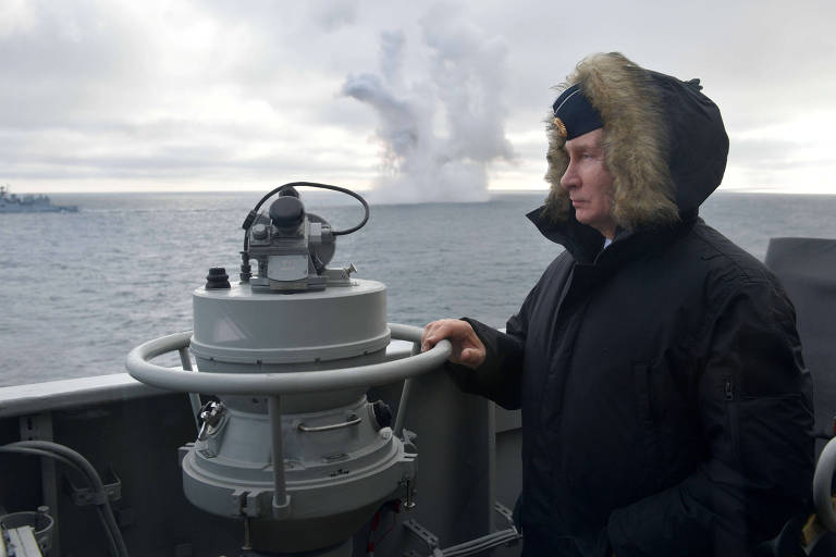 Putin supervisiona exercício militar no cruzador de mísseis Marechal Ustinov, no mar Negro