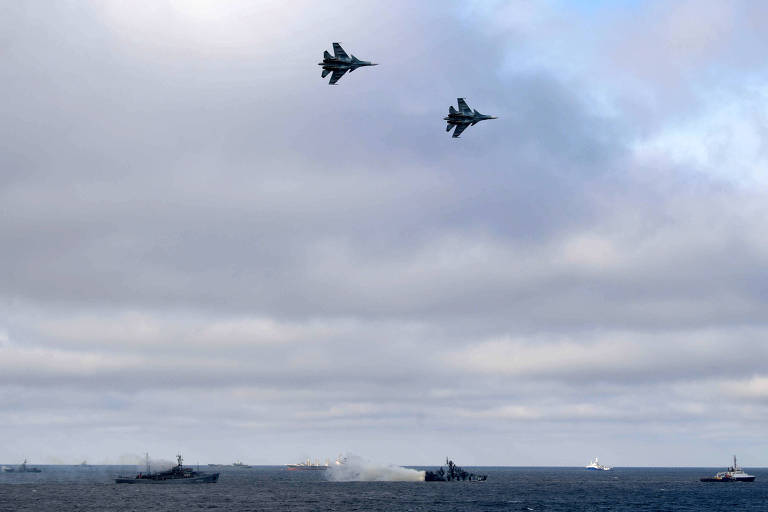 Caças Sukhoi-30 participam com navios de exercício militar russo no Mar Negro, em janeiro
