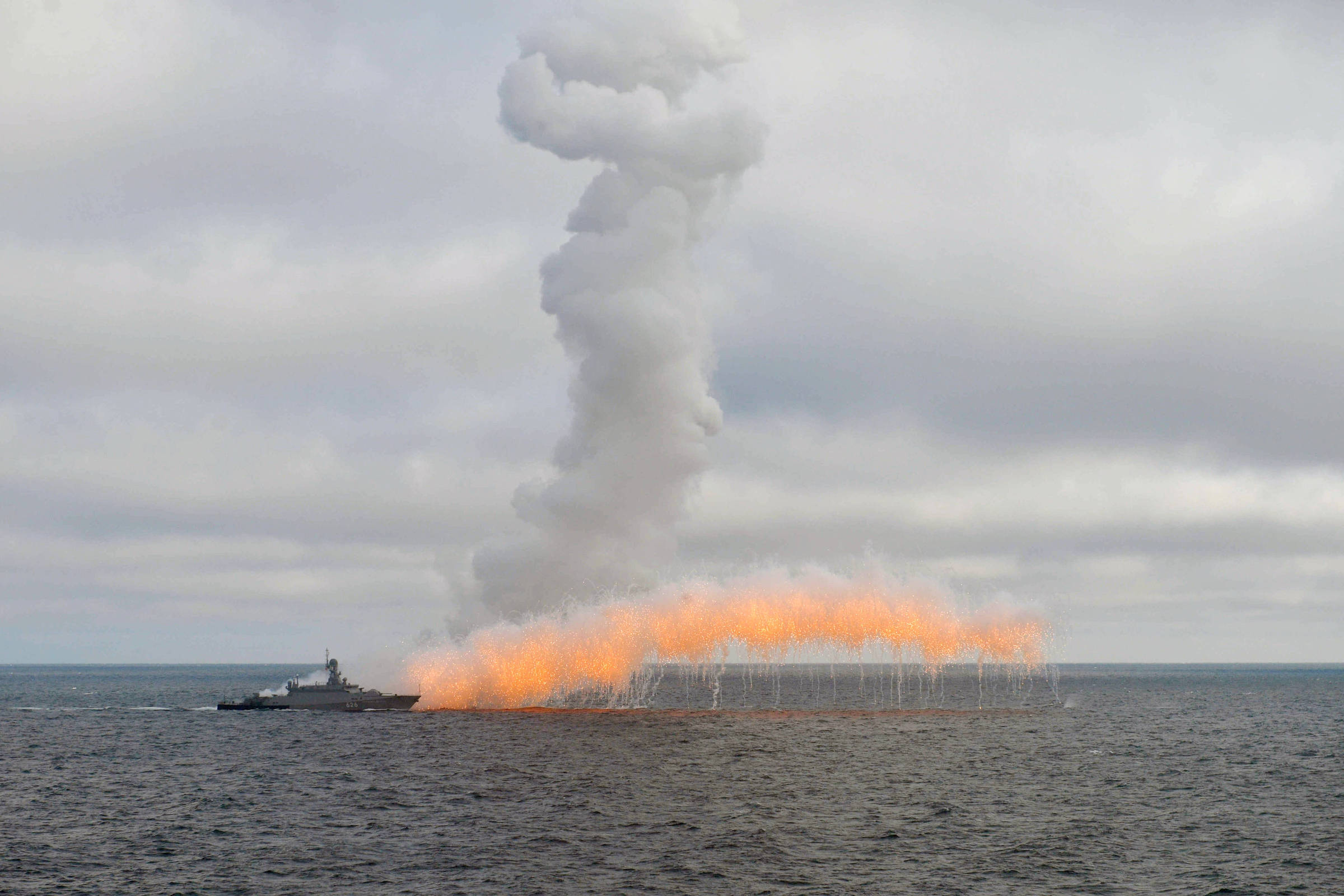 Атака в черном море. Учения ВМФ России в черном море 2020. Военные учения России в черном море. Учения на море. Российские ракеты.