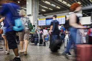 Movimento de passageiros no Aeroporto de Cumbica.Em dezembro eh grande o aumento de passageiros no aeroporto devido ao maior   fluxo de aeronaves