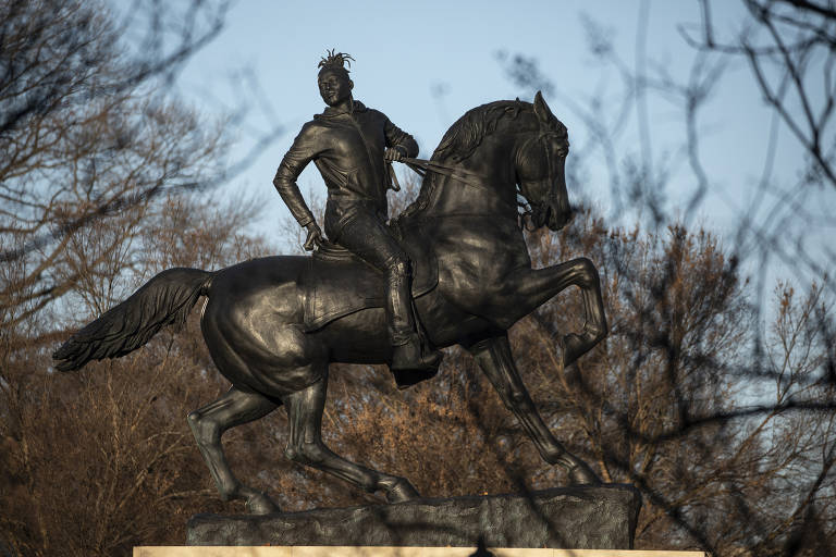 A estátua "Rumores da Guerra", de Kehinde Wiley, em Richmond, na Virgínia 