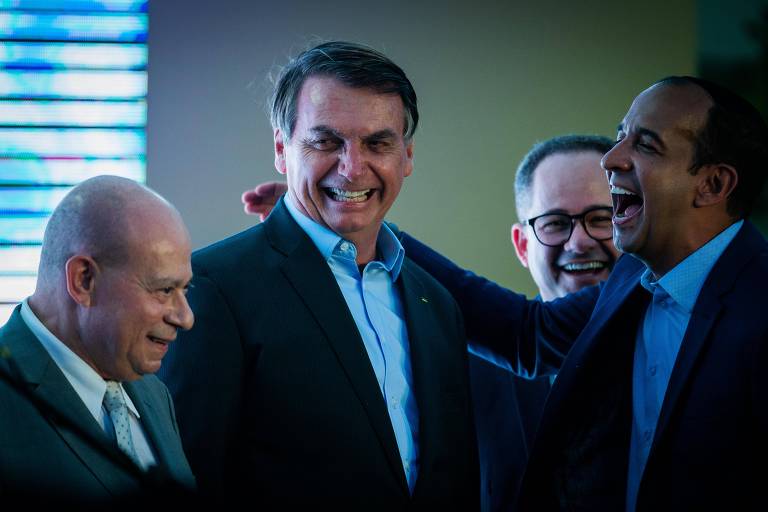 Retrato de Bolsonaro com provedor da Santa Casa e o prefeito de Santos