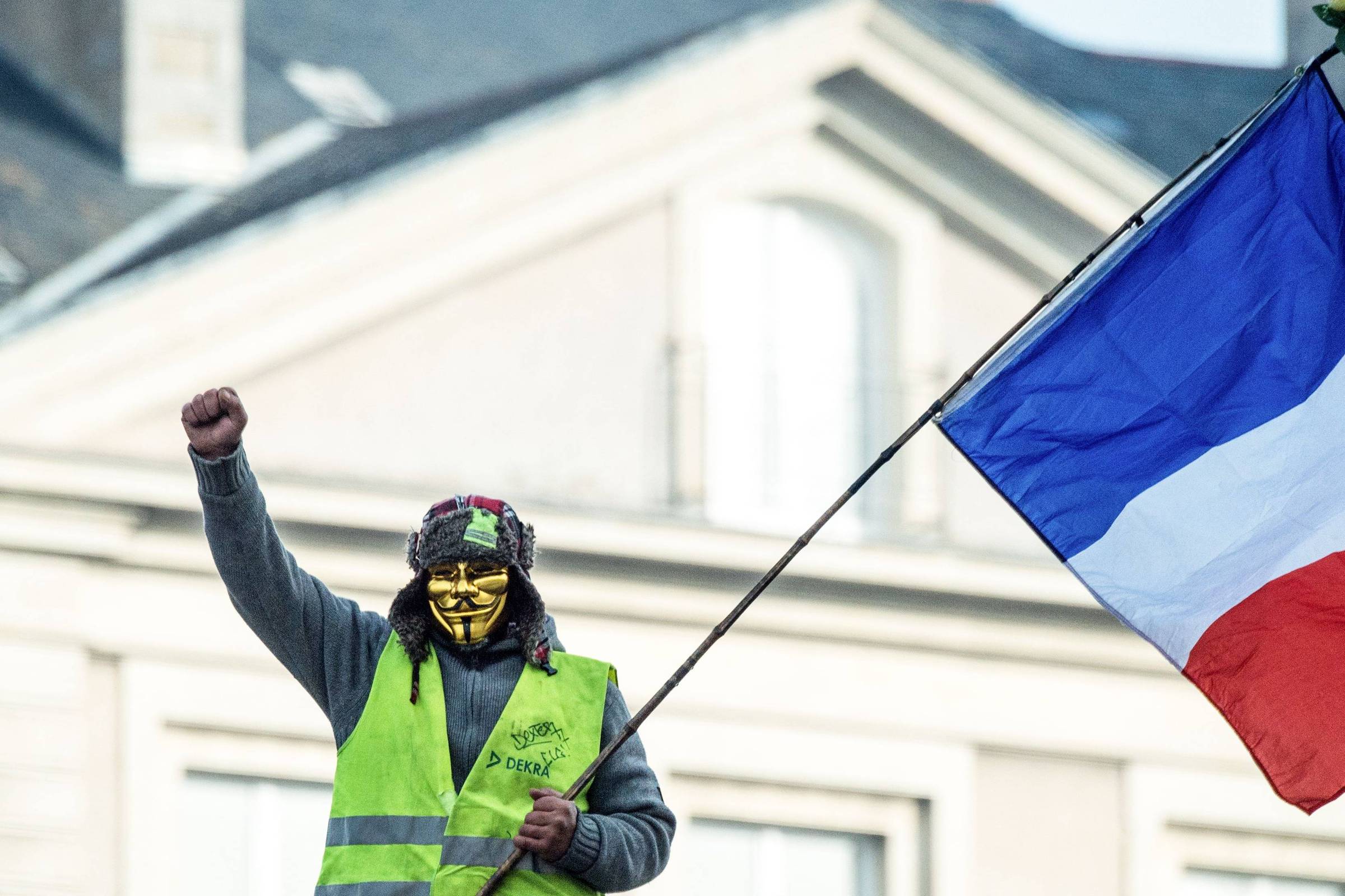 França cede a sindicatos e retira aumento de idade mínima da Previdência