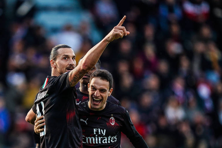 Zlatan Ibrahimovic abraça companheiros e aponta para o alto