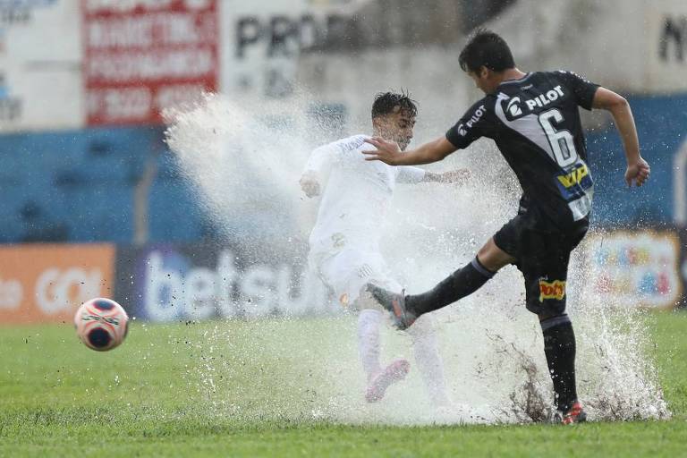 Santos e Ponte Preta jogaram em campo encharcado pela Copinha