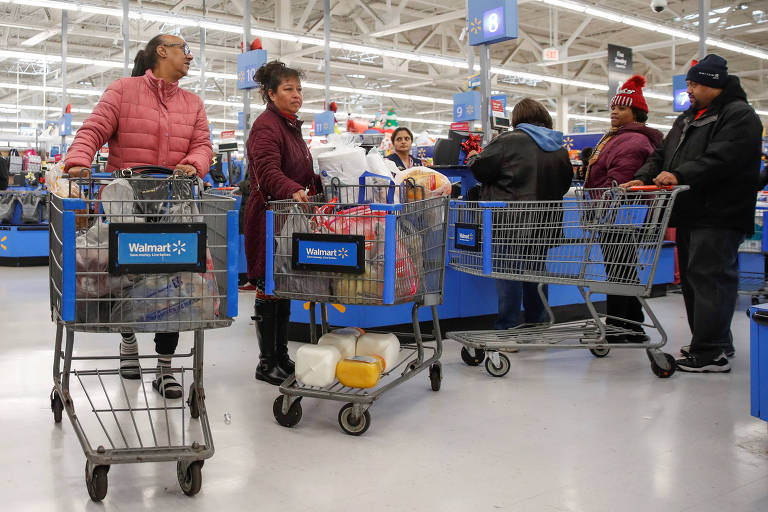 Consumidores fazem compras no Walmart de Chicago, Illinois.