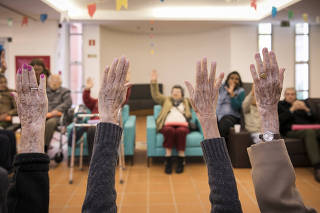 Centro-dia em São Paulo recebe idosos para participar de sessões de ginástica