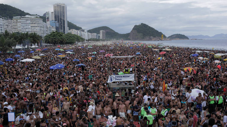 Multidão se concentra na praia de Copacabana, Rio de Janeiro, durante o show de abertura do pré-carnaval neste domingo (12) 