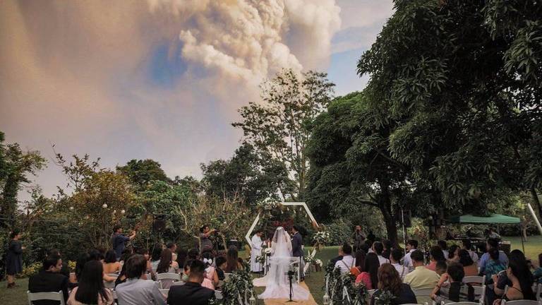 Cerimônia que selaria a união de Chino Vaflor e Kat Bautista Palomar estava prevista para acontecer no domingo (12/01), a uma curta distância de Taal, um dos vulcões mais ativos do país.
