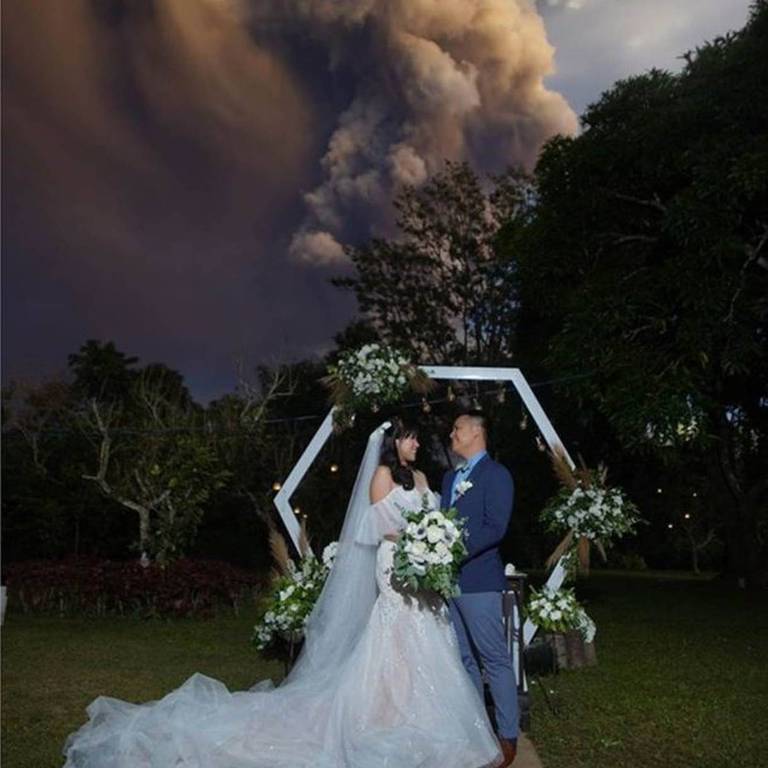Quando casamento estava prestes a começar, Taal entrou em erupção