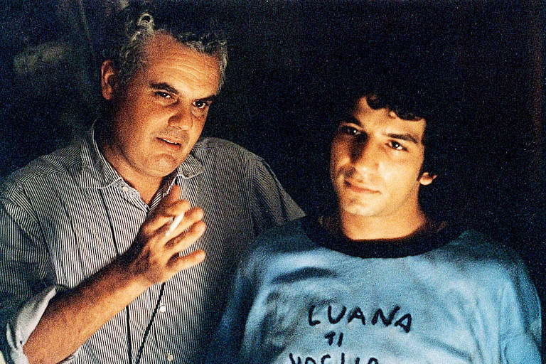 O cineasta italiano Marco Tullio Giordana instrui o ator Carlo de Filippi durante as filmagens de "Pasolini-Um Delito Italiano". 