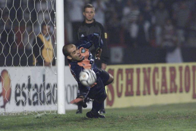 Marcos defende pênalti de Marcelinho Carioca, do Corinthians, que classificou o Palmeiras para a final da Libertadores de 2000