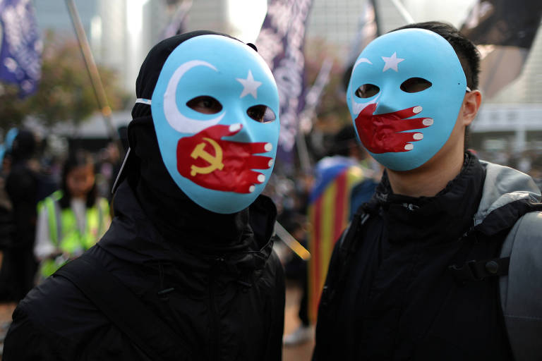 Manifestantes em Hong Kong protestam contra repressão aos muçulmanos uigires pelo governo chinês 