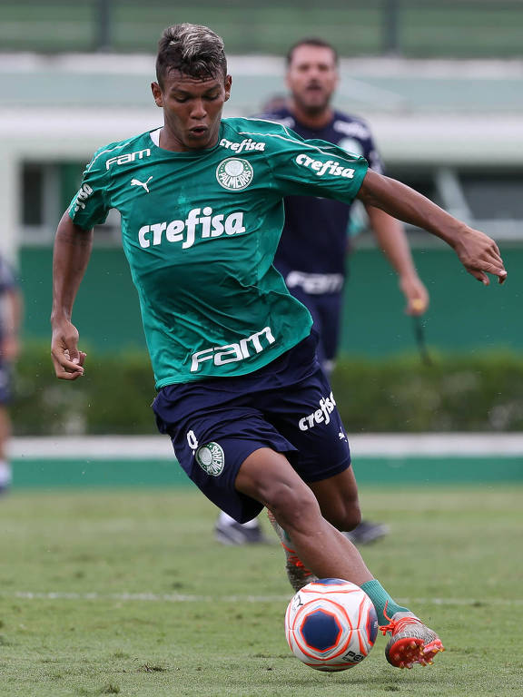 O atacante Gabriel Veron, 17, está no Palmeiras desde o sub-15. Ele foi promovido ao profissional no final de 2019, atuou em três jogos e fez dois gols. Um deles, contra o Goiás, pelo Brasileiro, o tornou o segundo jogador mais jovem a marcar pelo clube, com 17 anos, três meses e dois dias
