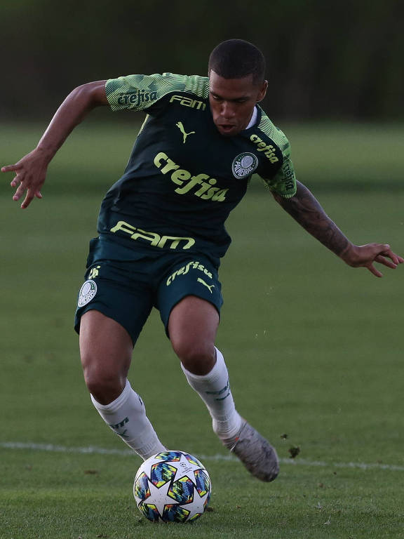 O lateral Lucas Esteves, 19, campeão da Copa do Brasil sub-17 e sub-20, além de ter vencido o Brasileiro sub-20, está no Palmeiras desde 2014, quando foi integrado ao sub-15. No ano passado, fez um jogo no profissional do clube, pelo Paulista