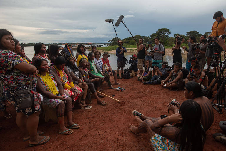 O cacique Raoni (de cocar amarelo), a líder indígena Sonia Guajajara (de cocar azul) e Ângela Mendes (de branco), filha de Chico Mendes, posam para foto durante encontro nas margens do rio Xingu, em Mato Grosso