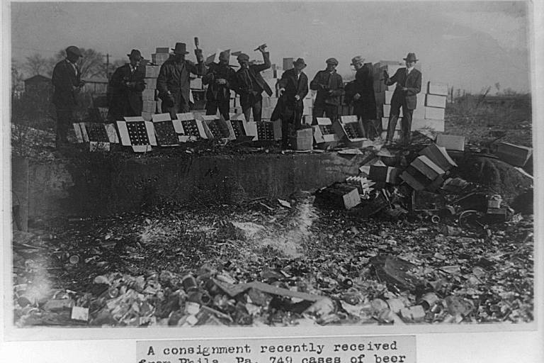 Remessa de 749 caixas de cerveja é destruída no distrito de Columbia em 20 de novembro de 1923
