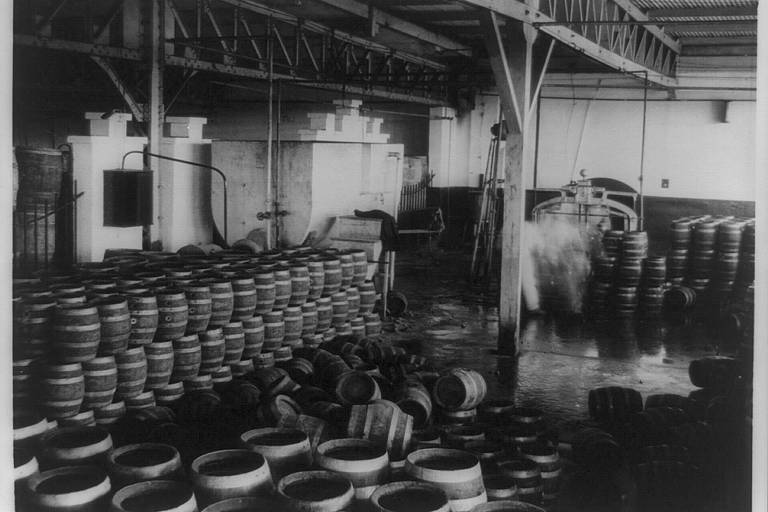 Barris de bebida alcoólica confiscados em construção