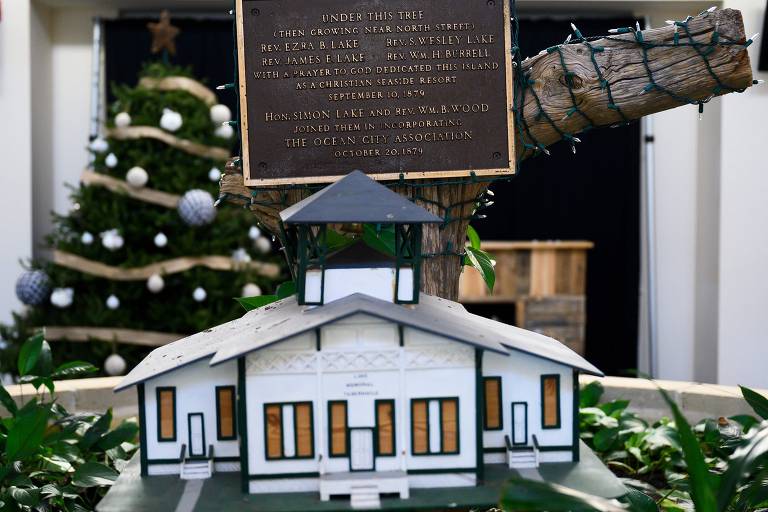 Placa em árvore que foi o local de fundação de Ocean City como uma atração litorânea cristã