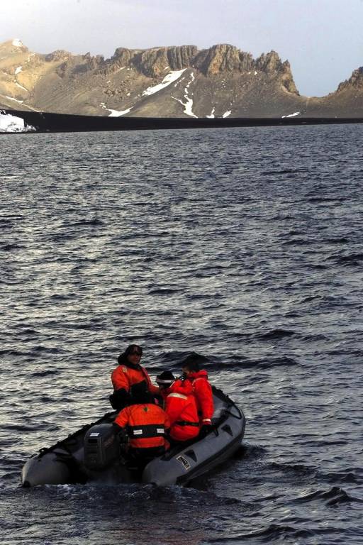 Pesquisadores e mergulhadores se preparam para lançar botes ao mar para fazer coleta de material na ilha Deception, na Antártida, em 2011