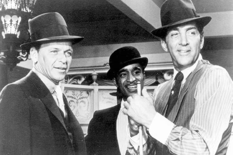 Os atores Frank Sinatra [esq.], Sammy Davis.Jr e Dean Martin [dir.] em cena do filme "Robin Hood de Chicago", de 1964