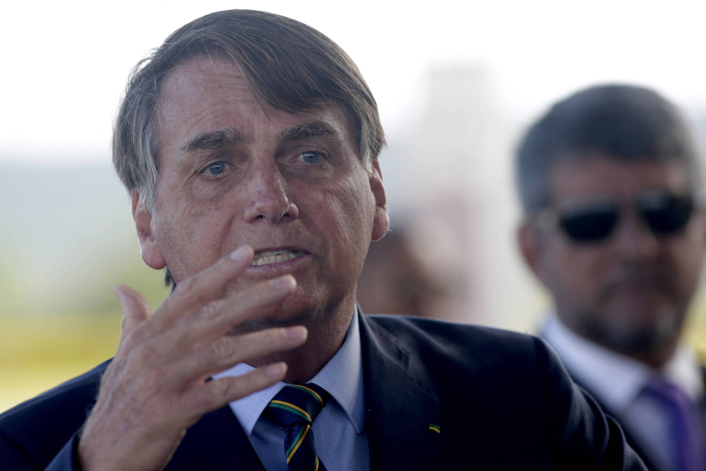 'Você está falando da tua mãe?', responde Bolsonaro sobre contratos de chefe da Secom