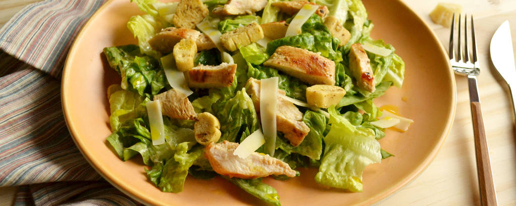 Clássica, salada caesar é saborosa e com acompanhamento de frango grelhado vira refeição completa