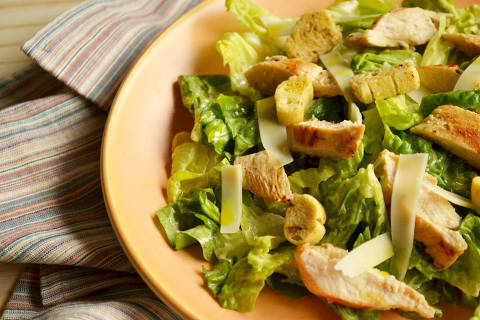 Clássica, salada caesar é saborosa e com acompanhamento de frango grelhado vira refeição completa