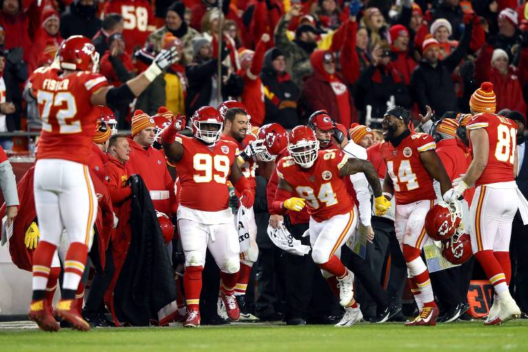 Jogadores do Kansas City Chiefs comemoram touchdown marcado contra o Houston Texas