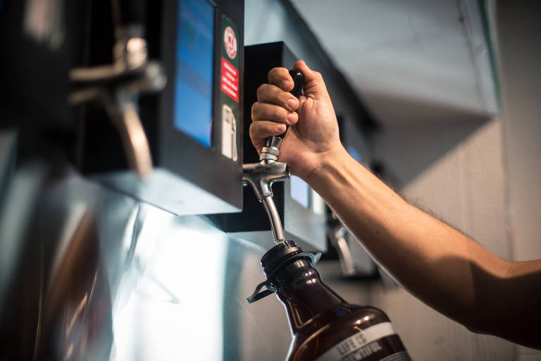 Recarga de garrafa na cervejaria Tap Station, em São Paulo