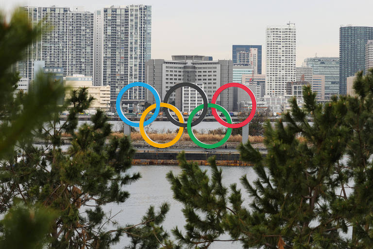 Os anéis olímpicos no Parque Odaiba, em Tóquio, que receberá a maratona aquática na Olimpíada