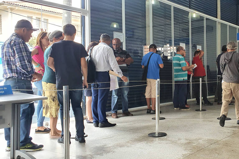 Segurados fazem fila na entrada da agência de Itaquera, onde é feita uma triagem; muitos ainda sofrem para conseguir orientações
