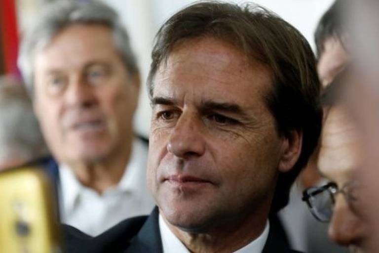 o presidente uruguaio Lacalle Pou é fotografado de perto enquanto olha para a esquerda. Tem cabelos castanhos