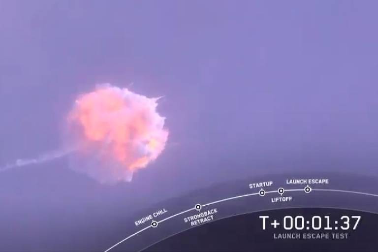 Falcon 9 vira uma bola de fogo enquanto a cápsula Crew Dragon escapa em segurança em teste da SpaceX
