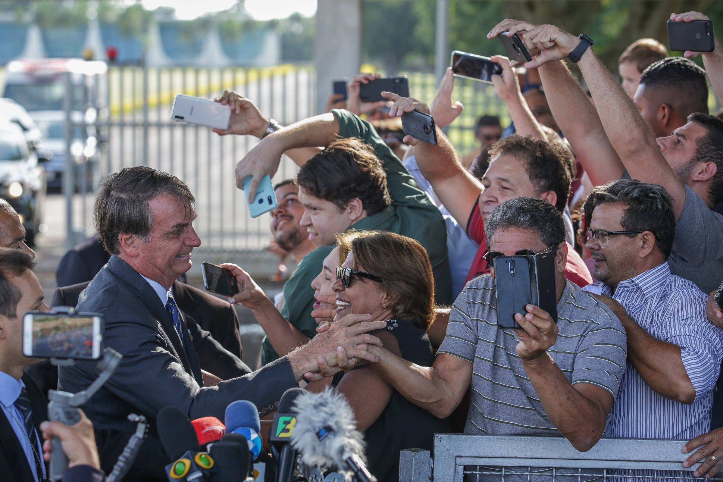 Portaria do Alvorada vira balcão de pedidos de apoiadores, e Bolsonaro perde a paciência