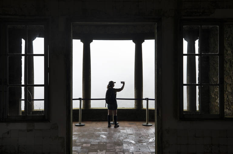 Visitante tira foto da neblina no Pouso de Paranapiacaba, construído em 1922