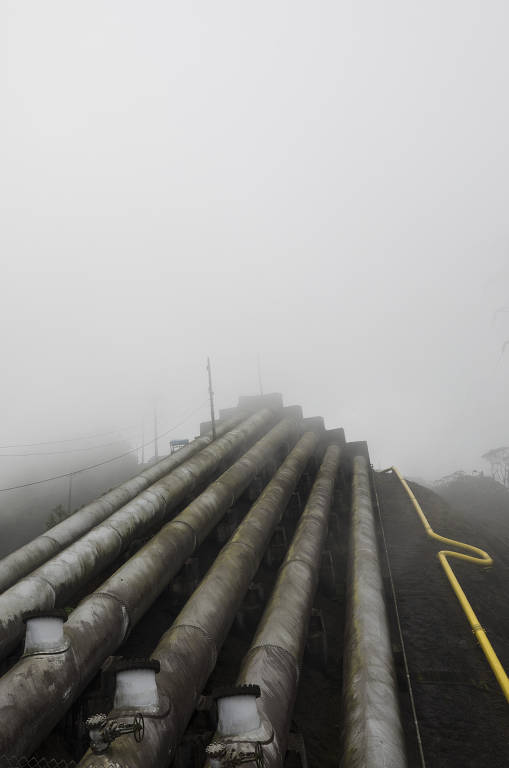 Detalhe da tubulação do aquaduto e gasoduto da usina Henry Borden no alto da serra