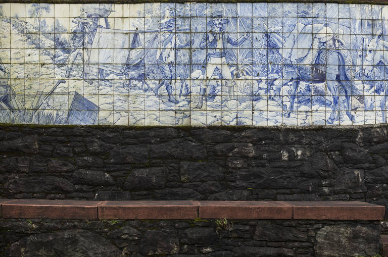 Painel de azuleijo com cenas do século 18 ao longo da trilha