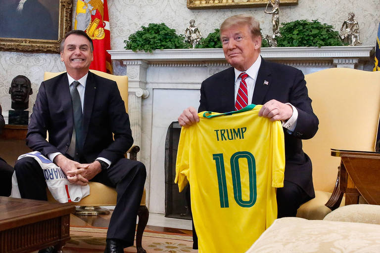 O Presidente da República Jair Bolsonaro entrega uma camisa personalizada, simbolizando o esporte nacional, ao Senhor Donald Trump, Presidente dos Estados Unidos da América