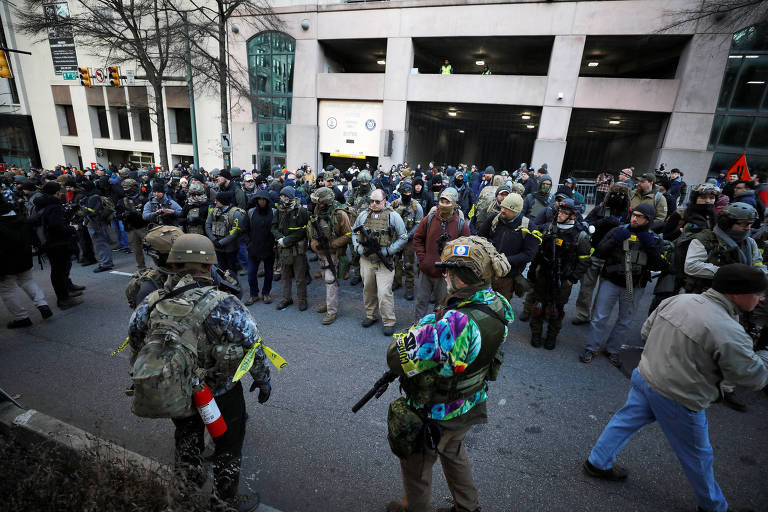 Grupo protesta contra os planos do governo estadual de restringir a compra e posse de armas na Virgínia