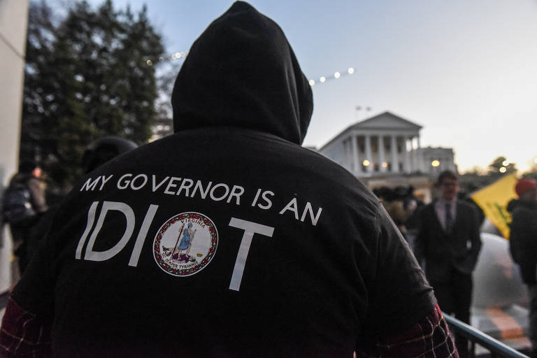 "Meu governador é um idiota" é a mensagem no agasalho deste homem, irritado com o democrata Ralph Northam