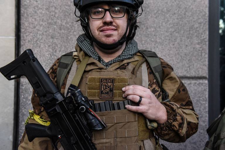 Homem exibe sua arma no protesto na Virgínia, que tem como um dos alvos o governador democrata Ralph Northam